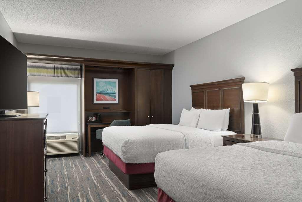 Hampton Inn & Suites Newport News-Airport - Oyster Point Area Room photo